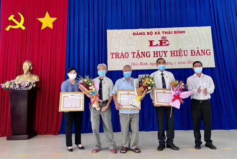 Trao Huy hiệu 50, 45 và 30 năm tuổi Đảng cho 7 đảng viên