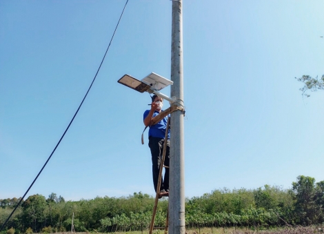 Đoàn viên thanh niên xã Thạnh Đức thực hiện tuyến đường “Sáng, xanh, sạch, đẹp”