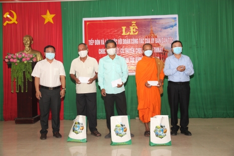 Lãnh đạo Ủy ban Dân tộc tại TP.HCM thăm và chúc tết Chol Chnăm Thmây