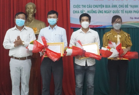 Trao giải cuộc thi Câu chuyện qua ảnh “Hạnh phúc - Yêu thương và Chia sẻ”- hưởng ứng Ngày quốc tế Hạnh phúc