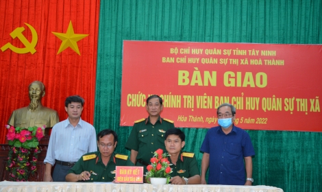 Bàn giao chức vụ Chính trị viên Ban CHQS thị xã Hoà Thành