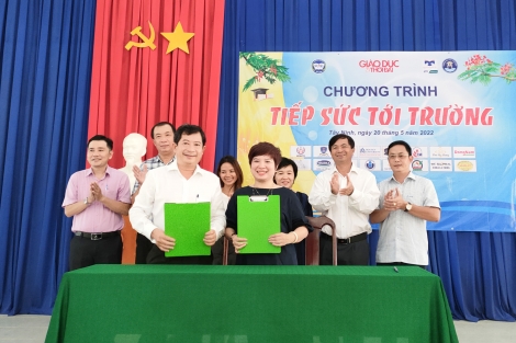 Báo Giáo dục và Thời đại: Trao học bổng cho học sinh có hoàn cảnh khó khăn tại các xã biên giới của thị xã Trảng Bàng