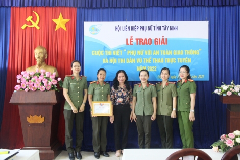 Hội LHPN tỉnh: trao giải cuộc thi viết “Phụ nữ với an toàn giao thông” và hội thi dân vũ thể thao trực tuyến