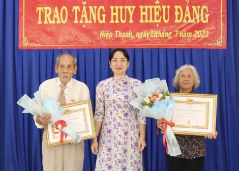 Gò Dầu: Trao Huy hiệu 65, 40 và 30 năm tuổi Đảng