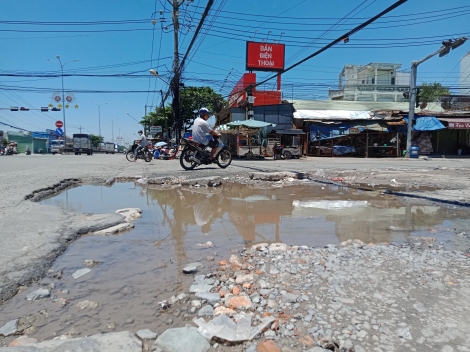 Mặt đường tại ngã tư An Bình lại xuống cấp