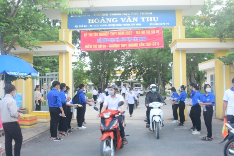 Bài 1: Sáp nhập gần một trăm trường học