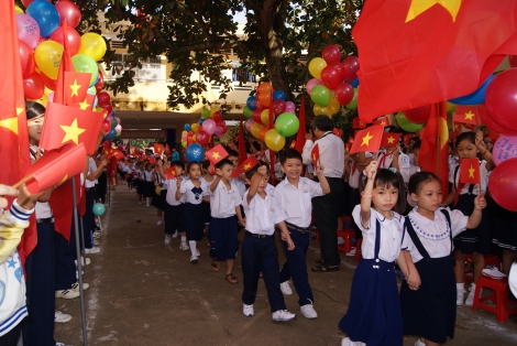 Vào lớp một.