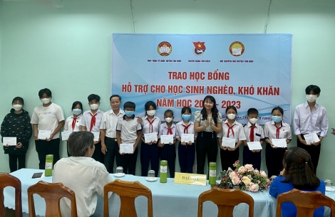 UB.MTTQVN huyện Tân Biên: Trao 60 suất học bổng cho học sinh năm học 2022-2023