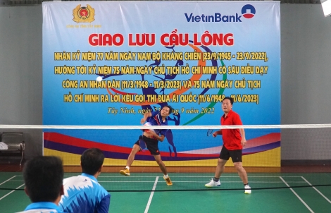 Sôi nổi giải đấu giao lưu cầu lông