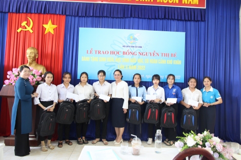 Hội LHPN tỉnh tặng 55 suất học bổng Nguyễn Thị Bé