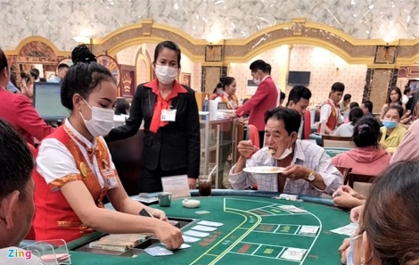 Người Việt ăn ngủ tại chỗ để đánh bạc trong casino tại Campuchia