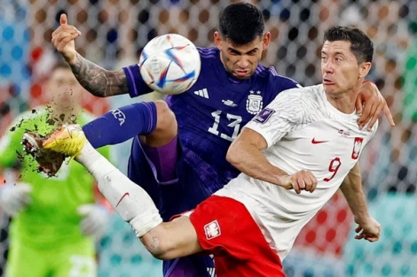 Messi sút hỏng penalty, Argentina "dìu" Ba Lan vào vòng 1/8