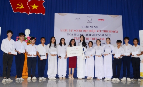 Á hậu Trúc Linh thăm, tặng quà và trao học bổng tại quê nhà