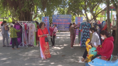 Hội LHPN thị xã Hoà Thành: Ra mắt “Gian hàng Áo dài 0 đồng” và trao quà cho phụ nữ nghèo