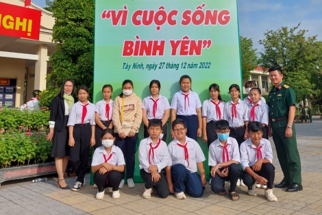 Trao giải cuộc thi “Đại sứ học đường khắc phục bom mìn”