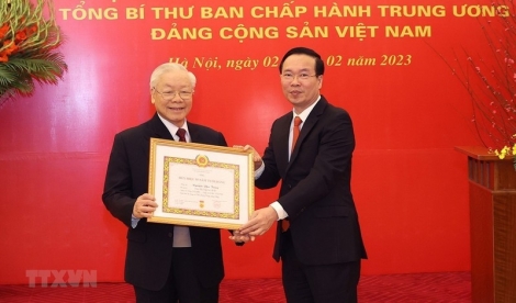 Tổng Bí thư Nguyễn Phú Trọng nhận Huy hiệu 55 năm tuổi Đảng