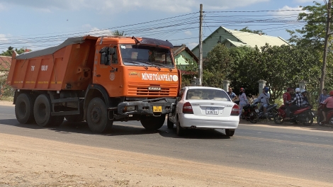 Ô tô quay đầu, bất ngờ gây tai nạn giao thông