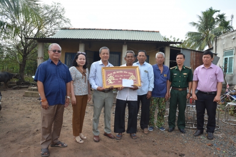 Tân Châu: Trao khánh mừng thọ đảng viên 90, 95 tuổi