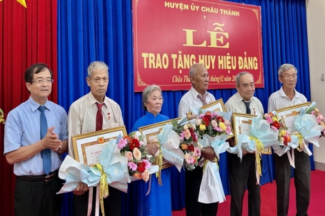 Châu Thành: Trao Huy hiệu Đảng cho 12 đảng viên