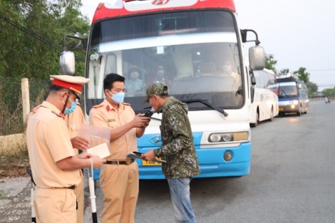 Tăng cường kiểm tra, xử lý xe chở công nhân