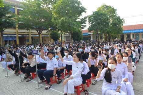 Huyện đoàn Tân Châu: Tuyên truyền và hướng dẫn cài đặt ứng dụng VNeID