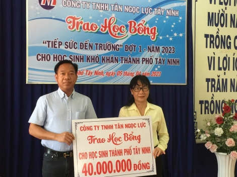 Công ty Tân TNHH Tân Ngọc Lực: Trao học bổng “Tiếp sức đến trường” cho học sinh vượt khó trên địa bàn Thành phố