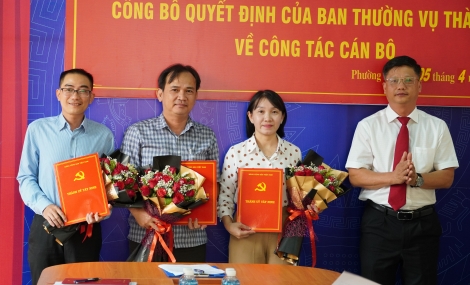 Thành uỷ Tây Ninh: Công bố và trao quyết định về công tác cán bộ