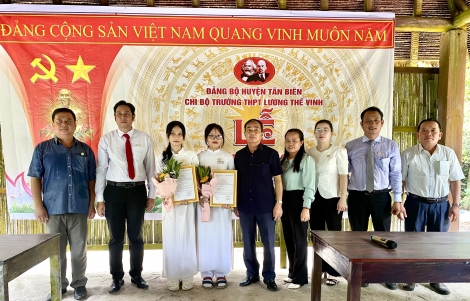 Kết nạp 2 đảng viên là học sinh