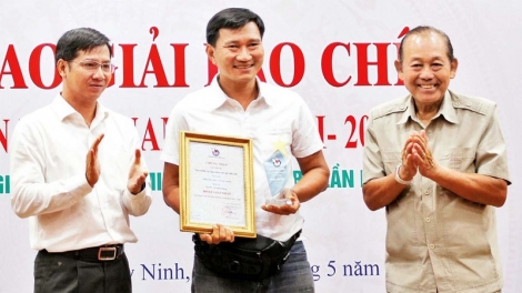 Tôn vinh những cây bút miền Đông