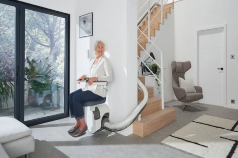 Ghế thang máy điện leo cầu thang bộ cho người già – Stairlift