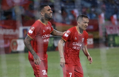 Tuyển Việt Nam: Nhìn từ V-League lo cho HLV Troussier