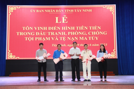 Tôn vinh điển hình tiên tiến trong đấu tranh phòng, chống tội phạm ma tuý