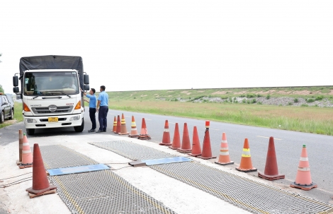 Đẩy mạnh kiểm tra, xử lý hành vi chở hàng quá tải, quá khổ