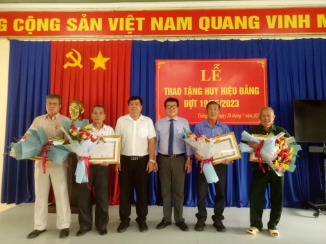 Trảng Bàng: Trao Huy hiệu Đảng cho 4 đảng viên