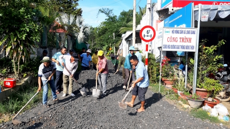 Long Giang: Người dân đóng góp nâng cấp 800 mét đường giao thông nông thôn