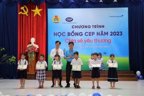 Tổ chức tài chính vi mô CEP trao học bổng cho học sinh khó khăn