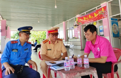 Châu Thành: Các doanh nghiệp vận tải hành khách và vận tải hàng hoá bằng container cam kết thực hiện bảo đảm ATGT