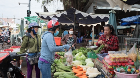 Vật giá leo thang, người lao động thêm chật vật