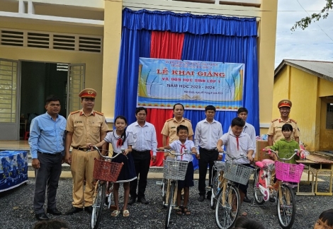 Phòng Cảnh sát giao thông tặng quà cho học sinh có hoàn cảnh khó khăn