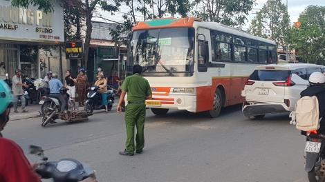 Không làm chủ tốc độ, xe máy tông rớt cảng sau xe ô tô đang quay đầu