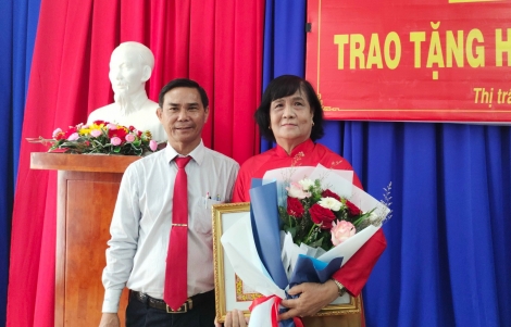 Trao Huy hiệu Đảng cho 7 đảng viên