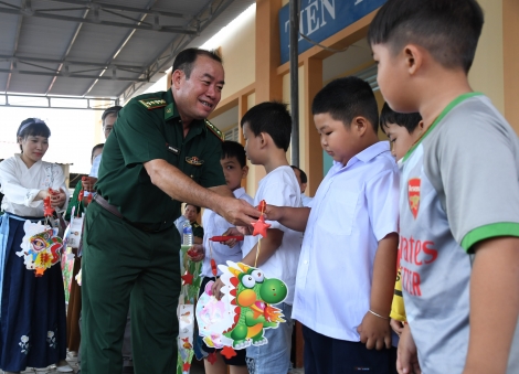 “Vầng trăng biên cương” trên vùng biên Phước Chỉ