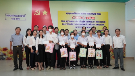 Trao học bổng tiếp sức đến trường