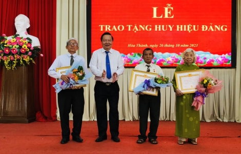 Hoà Thành: Trao Huy hiệu Đảng cho 13 đảng viên