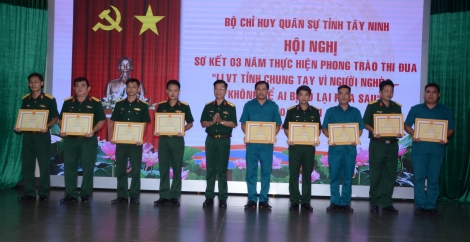 Bộ CHQS tỉnh: Sơ kết 3 năm thực hiện phong trào thi đua chung tay vì người nghèo - Không để ai bị bỏ lại phía sau