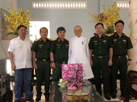 Thăm, tặng quà Hội thánh Cao Đài Tây Ninh