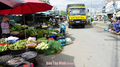 Bến Cầu: Phối hợp ra quân giải toả hành lang an toàn đường bộ