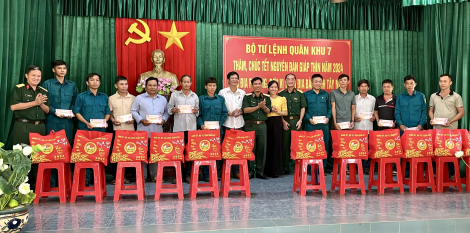 Thiếu tướng Đặng Văn Hùng- Phó Tư lệnh, Tham mưu trưởng Quân khu 7: Thăm, chúc tết các cơ quan đơn vị huyện Tân Biên