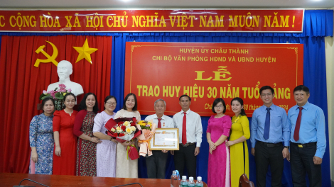 Huyện uỷ Châu Thành: Trao Huy hiệu 30 năm tuổi Đảng cho 3 đảng viên là cán bộ lãnh đạo huyện