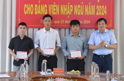 Tân Châu: Trao sổ tiết kiệm cho đảng viên nhập ngũ